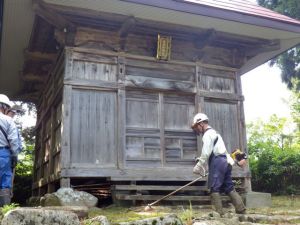 130728神社前刈り払い作業中